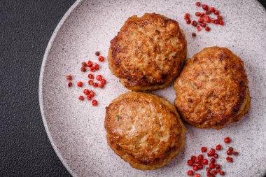 Lezzetli taze kıymalı balık pirzolası. Esmer arka planda baharatlar ve otlarla birlikte.