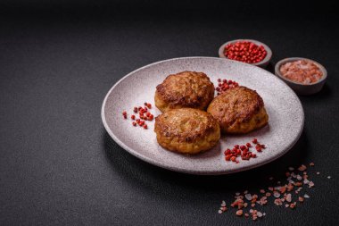 Lezzetli taze kıymalı balık pirzolası. Esmer arka planda baharatlar ve otlarla birlikte.