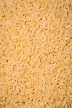 Ham risoni makarnası koyu beton arka planda buğdaydan yapılır. Lezzetli, besleyici bir kahvaltı hazırlıyorum.