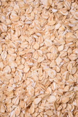 Seramik bir kasede koyu beton zeminde çiğ yulaf lapası. Lezzetli, besleyici bir kahvaltı hazırlıyorum.