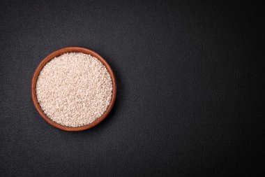 Seramik kasede pişmemiş büyük pirinç taneleri. Lezzetli, besleyici yulaf lapası pişiriyorum.