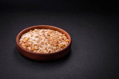 Seramik kasede pişmemiş büyük pirinç taneleri. Lezzetli, besleyici yulaf lapası pişiriyorum.