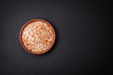 Seramik kasede pişmemiş büyük pirinç taneleri. Lezzetli, besleyici yulaf lapası pişiriyorum.