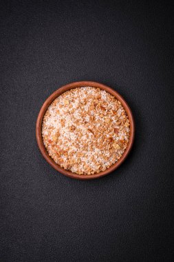 Seramik kasede pişmemiş büyük pirinç taneleri. Lezzetli, besleyici yulaf lapası pişiriyorum.