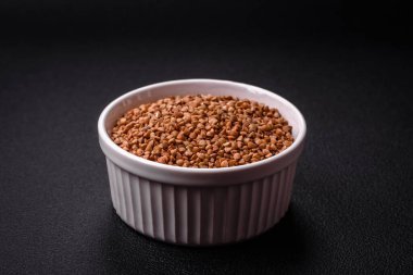 Büyük çiğ karabuğday lapası taneleri kahverengi renktedir. Lezzetli, besleyici yulaf lapası pişiriyorum.