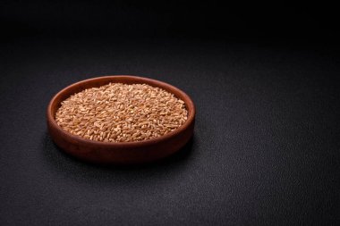 Büyük buğday lapası taneleri çiğ olduğunda kahverengi renktedir. Lezzetli, besleyici yulaf lapası pişiriyorum.