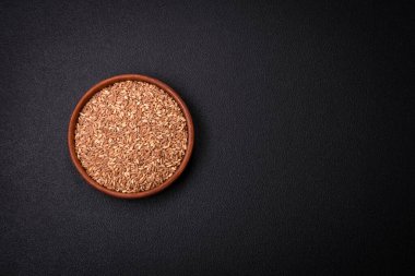 Büyük buğday lapası taneleri çiğ olduğunda kahverengi renktedir. Lezzetli, besleyici yulaf lapası pişiriyorum.