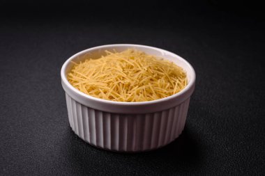 Çiğ olduğu zaman ince vermicelli macunu sarı renktedir. Lezzetli bir meze hazırlayın.