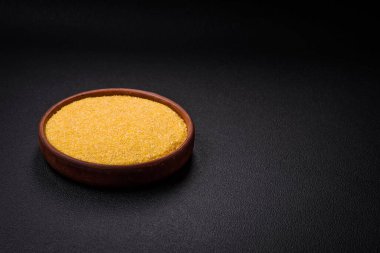 Mısır taneleri ya da parçacıklar ham olduğunda sarı renktedir. Lezzetli, besleyici yulaf lapası pişiriyorum.