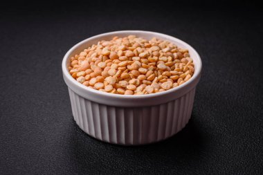 Yarı yarıya bölünmüş kuru bezelye taneleri çiğ olduğunda sarı renktedir. Lezzetli bir meze hazırlayın.