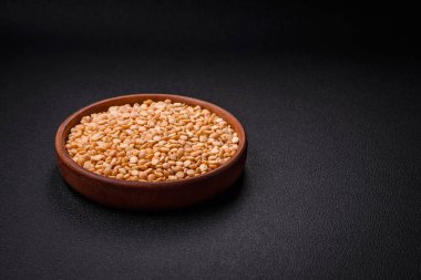 Yarı yarıya bölünmüş kuru bezelye taneleri çiğ olduğunda sarı renktedir. Lezzetli bir meze hazırlayın.