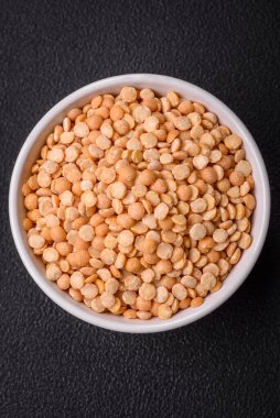 Yarı yarıya bölünmüş kuru bezelye taneleri çiğ olduğunda sarı renktedir. Lezzetli bir meze hazırlayın.