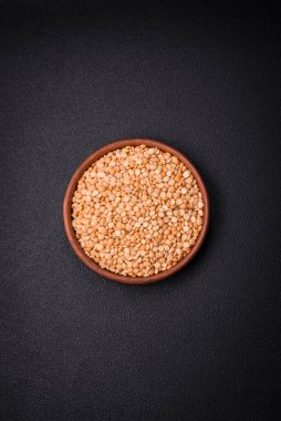 Yarı yarıya bölünmüş kuru bezelye taneleri çiğ olduğunda sarı renktedir. Lezzetli bir meze hazırlayın.