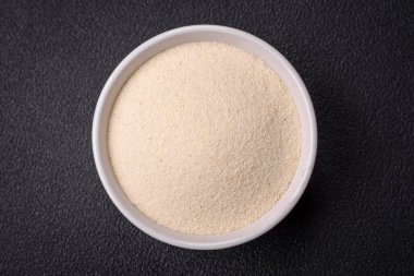 Semolina buğday taneleri ham halde beyazdır. Lezzetli, besleyici yulaf lapası pişiriyorum.