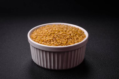 Bulgur buğday taneleri çiğ olduğunda sarı renktedir. Lezzetli, besleyici yulaf lapası pişiriyorum.