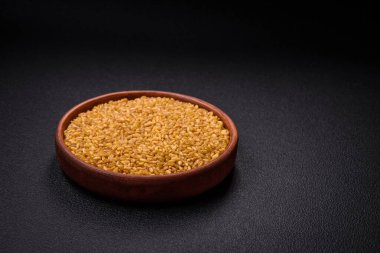 Bulgur buğday taneleri çiğ olduğunda sarı renktedir. Lezzetli, besleyici yulaf lapası pişiriyorum.