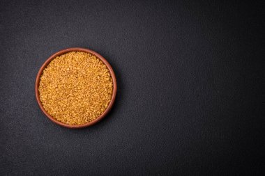 Bulgur buğday taneleri çiğ olduğunda sarı renktedir. Lezzetli, besleyici yulaf lapası pişiriyorum.