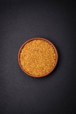 Bulgur buğday taneleri çiğ olduğunda sarı renktedir. Lezzetli, besleyici yulaf lapası pişiriyorum.