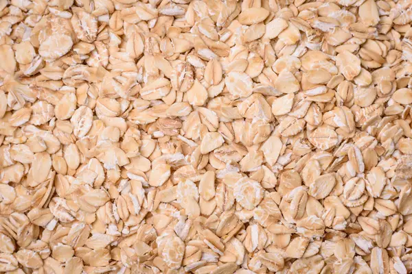 Seramik bir kasede koyu beton zeminde çiğ yulaf lapası. Lezzetli, besleyici bir kahvaltı hazırlıyorum.