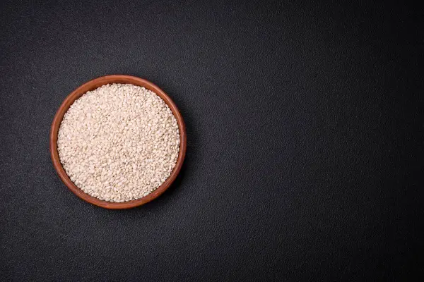 Seramik kasede pişmemiş büyük pirinç taneleri. Lezzetli, besleyici yulaf lapası pişiriyorum.