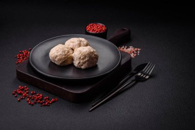 Lezzetli sağlıklı buğulanmış tavuk pirzolası ya da kıymalı köfte. Diyet yemek.