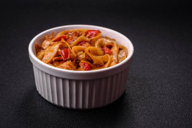 Sebzeli, mantarlı, tuzlu ve baharatlı lezzetli Asya udonu tabağı koyu beton arka planda.