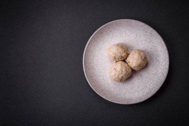 Lezzetli sağlıklı buğulanmış tavuk pirzolası ya da kıymalı köfte. Diyet yemek.