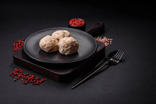 Lezzetli sağlıklı buğulanmış tavuk pirzolası ya da kıymalı köfte. Diyet yemek.