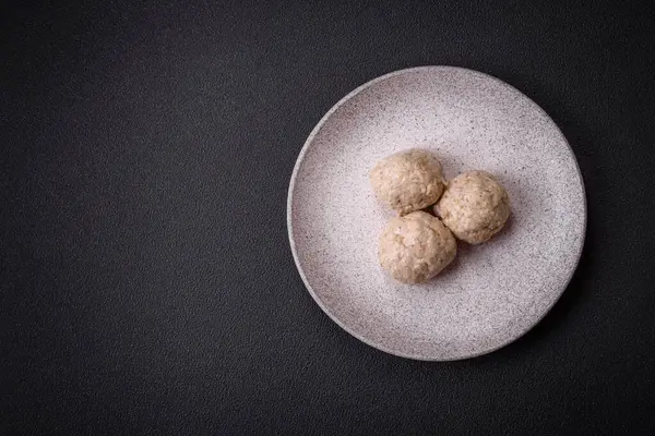 Lezzetli sağlıklı buğulanmış tavuk pirzolası ya da kıymalı köfte. Diyet yemek.