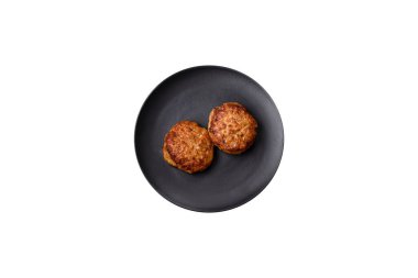 Lezzetli taze kıymalı balık pirzolası. Esmer arka planda baharatlar ve otlarla birlikte.