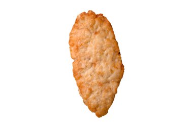 Lezzetli taze kızarmış balık ya da koyu beton arka planda baharat ve otlu tavuk pirzolası.