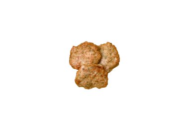 Lezzetli taze kıymalı balık pirzolası. Esmer arka planda baharatlar ve otlarla birlikte.