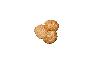 Lezzetli taze kıymalı balık pirzolası. Esmer arka planda baharatlar ve otlarla birlikte.