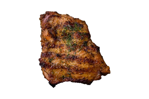 Lezzetli biftek ya da tuzlu, baharatlı ve çimento kaplı tavuk bifteği.