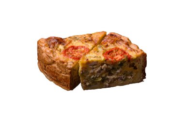 Koyu beton arka planda domates, peynir, tavuk, baharat ve bitkilerle nefis kiş.