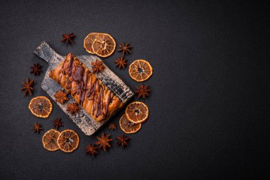 Koyu beton zeminde çikolata ve tuzlu karamel ile lezzetli çıtır çıtır tatlı puf böreği.