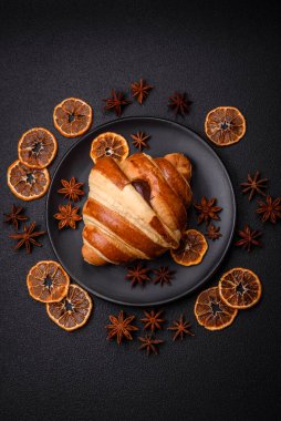 Lezzetli çıtır çıtır tatlı kruvasan kornet. Koyu beton arka planda çikolata var.