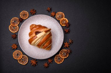 Lezzetli çıtır çıtır tatlı kruvasan kornet. Koyu beton arka planda çikolata var.