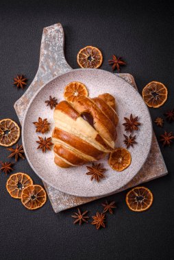 Lezzetli çıtır çıtır tatlı kruvasan kornet. Koyu beton arka planda çikolata var.