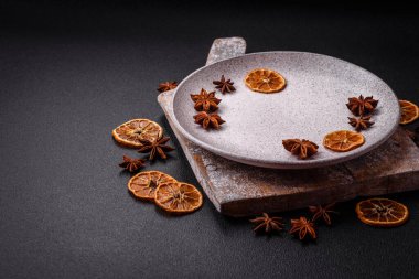 Açık desenli arka planda boş seramik tabak. Mutfak aletleri