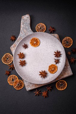 Açık desenli arka planda boş seramik tabak. Mutfak aletleri