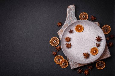 Açık desenli arka planda boş seramik tabak. Mutfak aletleri