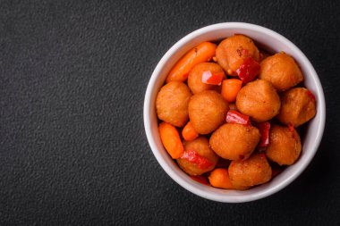 Sebzeli, tuzlu, baharatlı ve çimento kaplı lezzetli patates topları.