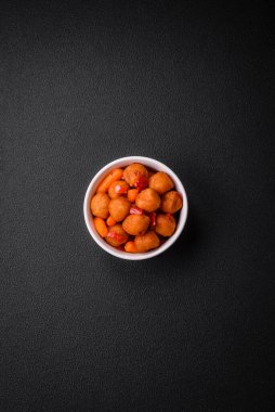 Sebzeli, tuzlu, baharatlı ve çimento kaplı lezzetli patates topları.