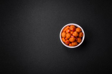 Sebzeli, tuzlu, baharatlı ve çimento kaplı lezzetli patates topları.