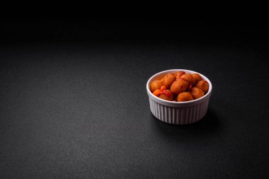 Sebzeli, tuzlu, baharatlı ve çimento kaplı lezzetli patates topları.