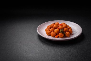 Sebzeli, tuzlu, baharatlı ve çimento kaplı lezzetli patates topları.