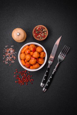 Sebzeli, tuzlu, baharatlı ve çimento kaplı lezzetli patates topları.