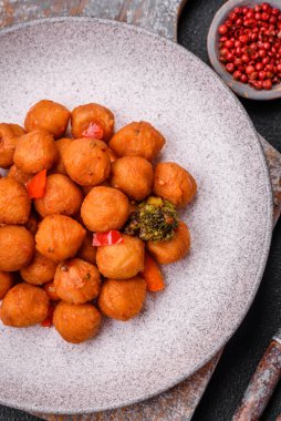 Sebzeli, tuzlu, baharatlı ve çimento kaplı lezzetli patates topları.