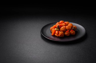 Sebzeli, tuzlu, baharatlı ve çimento kaplı lezzetli patates topları.